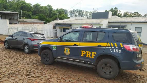 O automóvel havia sido roubado em Porto Alegre e estava com placas clonadas