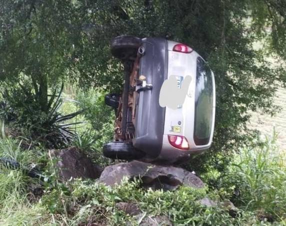 Duas pessoas que ocupavam o carro sofreram apenas escoriações