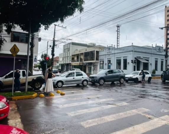 A ocorrência teve seu registro na Rua Antônio Manoel com a Marechal Floriano, onde quatro veículos, todos seguindo no sentido leste/oeste, centro/bairro, colidiram, resultando em danos materiais.