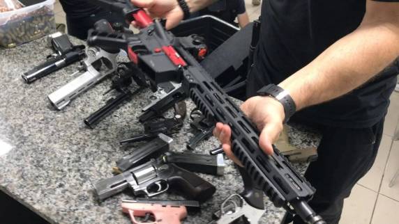 Polícia prende suspeitos e apreende pistolas, submetralhadora e fuzis em operação - foto 4