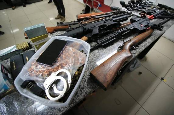 Polícia prende suspeitos e apreende pistolas, submetralhadora e fuzis em operação - foto 3