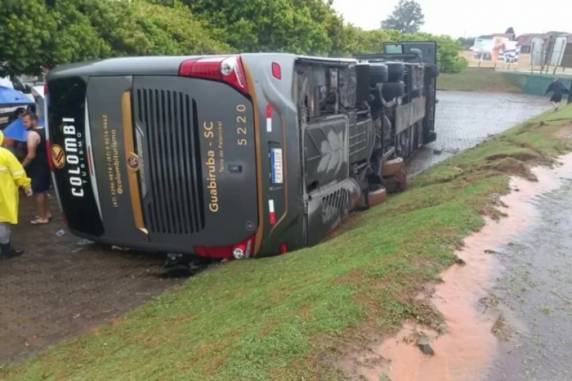 Veículo levava passageiros de São Francisco do Sul (SC)