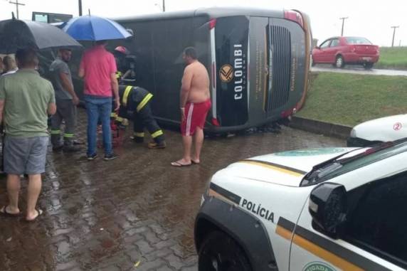 Ônibus tomba e deixa feridos em Machadinho - foto 3