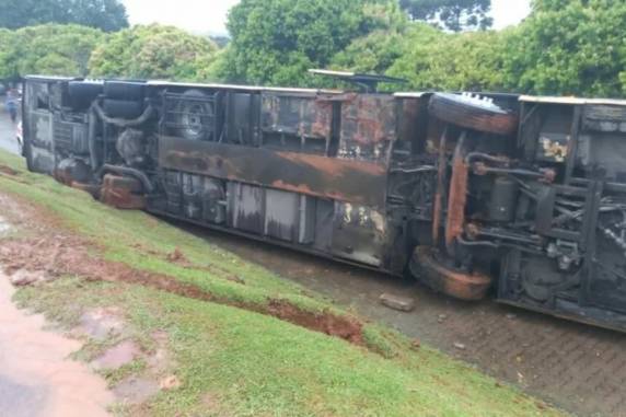 Ônibus tomba e deixa feridos em Machadinho - foto 4