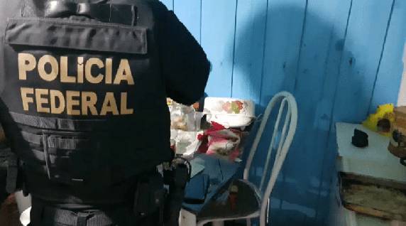 Segundo a PF, a investigação iniciou após a apreensão de cargas de entorpecentes e a realização de prisões em flagrante. A droga, principalmente maconha, entrava no Brasil através da fronteira com o Paraguai.