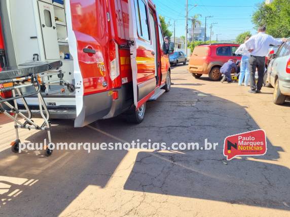 Depois de atingir a mulher o automóvel bateu em uma caminhonete estacionada