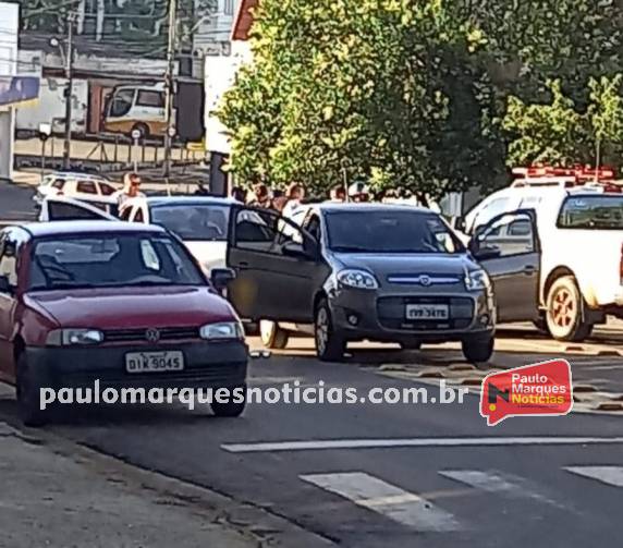 O indivíduo conduzia um automóvel na rua Padre Cacique quando foi abordado