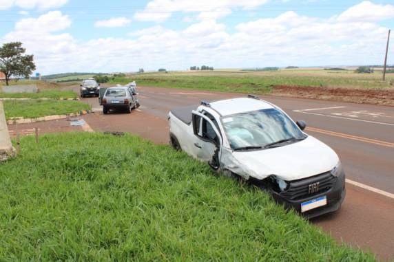 Dois motoristas ficam feridos em acidente com três veículos no trevo de acesso a Sede Nova - foto 4