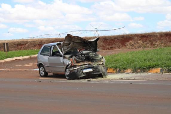 Dois motoristas ficam feridos em acidente com três veículos no trevo de acesso a Sede Nova - foto 3