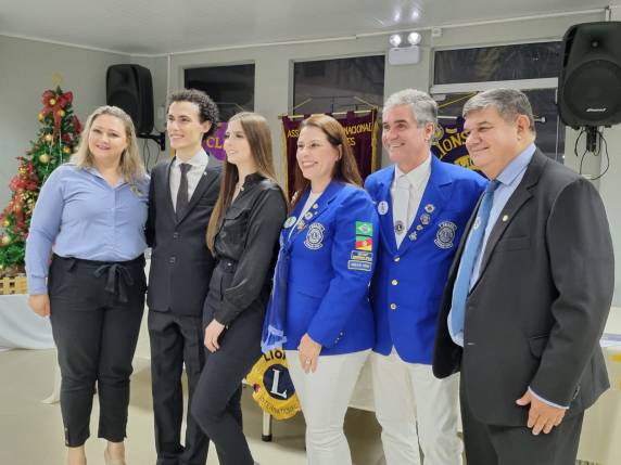 Reunião festiva é marcada por posse de novos integrantes do Lions Clube de Três de Maio - foto 4