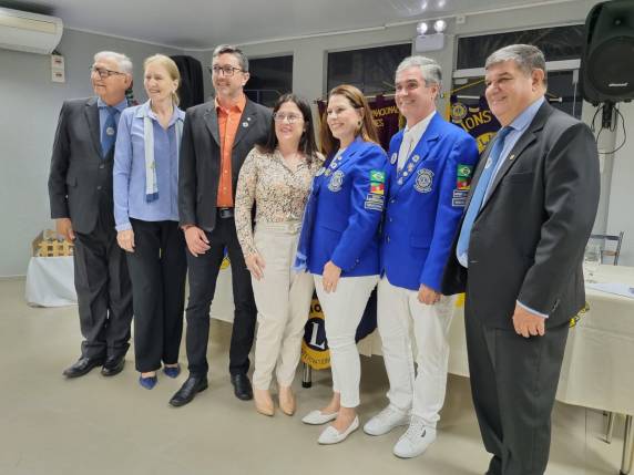 Reunião festiva é marcada por posse de novos integrantes do Lions Clube de Três de Maio - foto 5