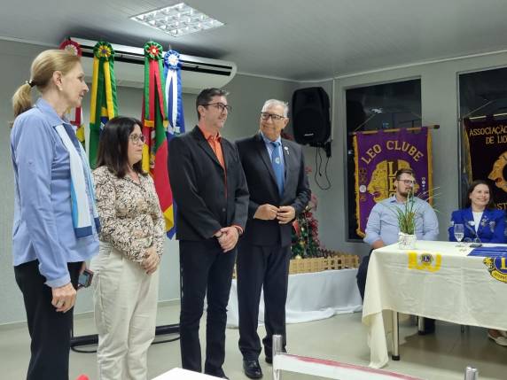Reunião festiva é marcada por posse de novos integrantes do Lions Clube de Três de Maio - foto 2