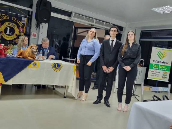 Reunião festiva é marcada por posse de novos integrantes do Lions Clube de Três de Maio - foto 3