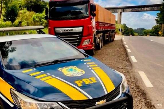 Homem de 47 anos foi abordado pela guarnição após ser visto pelos policiais dirigindo de maneira perigosa na rodovia