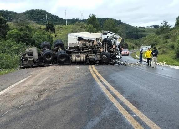 Vítimas tinham 28 e 60 anos, informou a PRF. Caminhões ficaram retorcidos e carga de pisos de cerâmica ficou espalhada na pista.