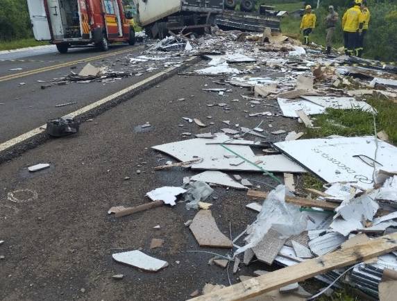 Vítimas tinham 28 e 60 anos, informou a PRF. Caminhões ficaram retorcidos e carga de pisos de cerâmica ficou espalhada na pista.