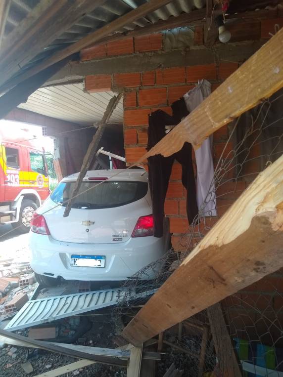 Menina sofreu suspeita de traumatismo craniano e fratura em uma das pernas