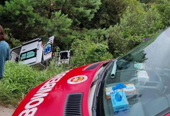 Paciente que era transportada após cirurgia foi ajudada por moradores. Acidente ocorreu em Rio Negrinho, no Norte do estado, e feridos foram levados ao hospital.