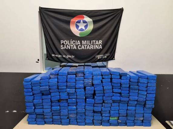 PM perseguia suspeito no momento da batida, que deixou feridos os ocupantes do outro carro. Ocorrência foi no bairro Rio Vermelho, no Norte da Ilha.