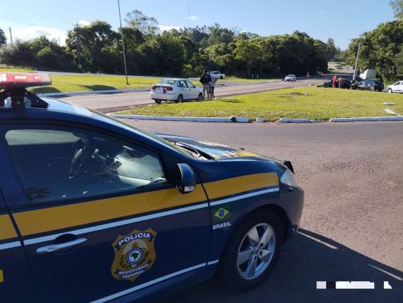 O condutor do Seat, de 51 anos, morador de Santiago, realizou teste do bafômetro com resultado de 0,18 mg/l.