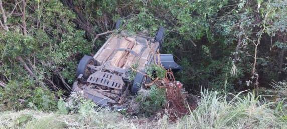 O veículo capotou fora da pista de rodagem
