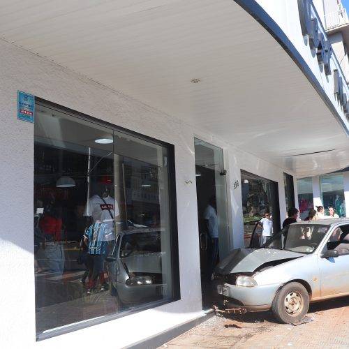 Carro colide em grade e vai parar no acesso à loja Vest Mania, em Três Passos - foto 3