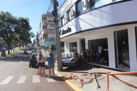 Duas ocupantes do automóvel sofreram apenas pequenas escoriações