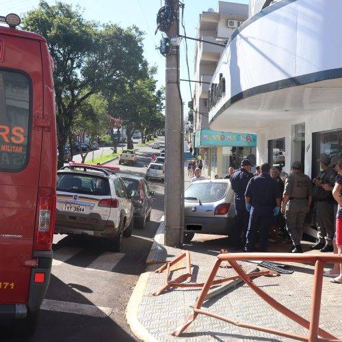 Carro colide em grade e vai parar no acesso à loja Vest Mania, em Três Passos - foto 2
