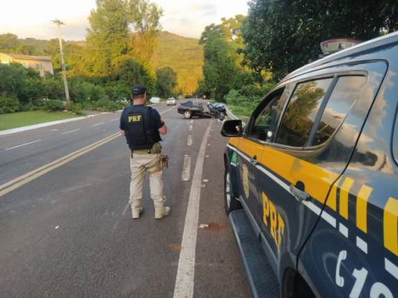 Vítima morreu no local após colisão frontal entre carro e caminhão