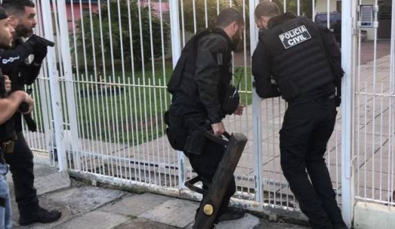 Cerca de 200 policiais civis, cumprem 55 ordens judiciais, dentre os quais 39 mandados de busca e apreensão e 16 mandados de prisão preventiva