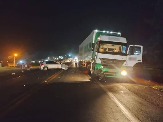 Conforme informações prestadas pela reportagem da Tua Rádio Cristal, um Nissan Tiida com placas de Soledade tentou atravessar a rodovia quando acabou cortando a frente de uma carreta de Itajaí/SC que trafegava pela rodovia.
