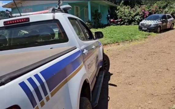 Homem tentou laçar animal e acabou morrendo no local. Esposa dele, de 81 anos, foi levada ao hospital.