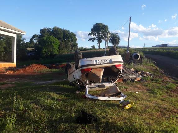 Na capotagem ela foi ejetada para fora do automóvel e ficou lesionada.