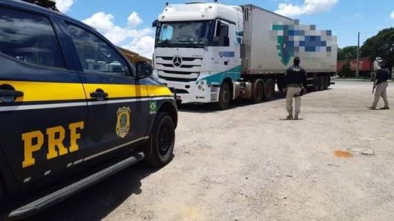 Durante patrulhamento na rodovia, os policiais foram avisados que o condutor de uma carreta teria consumido mais de 6 garrafas de cerveja em um restaurante localizado junto a um posto de combustíveis.