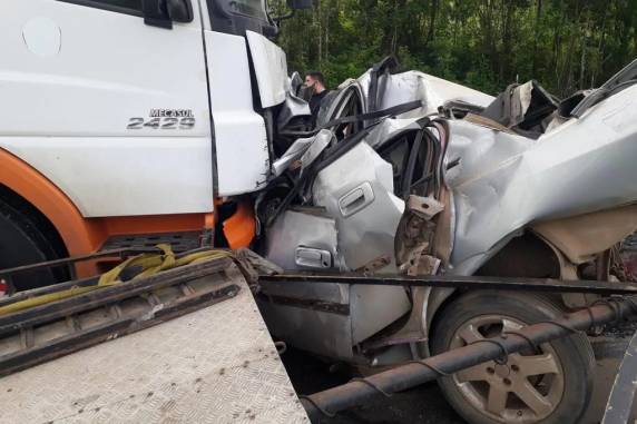 Caminhão teria invadido a pista contrária e colidido frontalmente com o carro