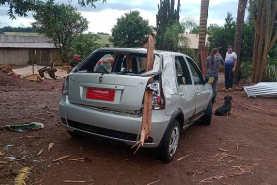 Outros ocupantes do carro ficaram feridos e foram encaminhados ao hospital