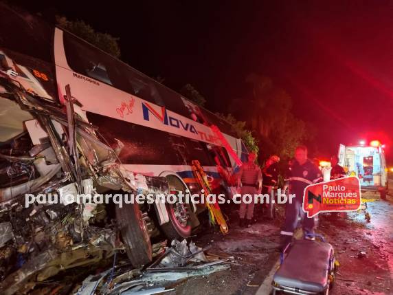 Mais de 30 pessoas viajavam no ônibus e 18 ficaram feridas