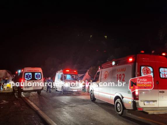 Dois motoristas morreram após colisão frontal entre ônibus de turismo e caminhão, na RS-210 em São Martinho - foto 5