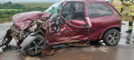 Condutora de um automóvel ficou presa às ferragens do veículo