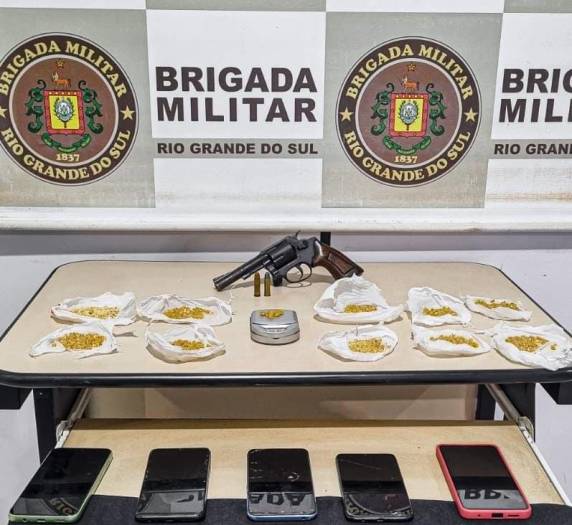 Durante patrulhamento no bairro Getúlio Vargas, equipes da Força Tática e da Rocam visualizaram um homem e uma mulher em atitude suspeita.