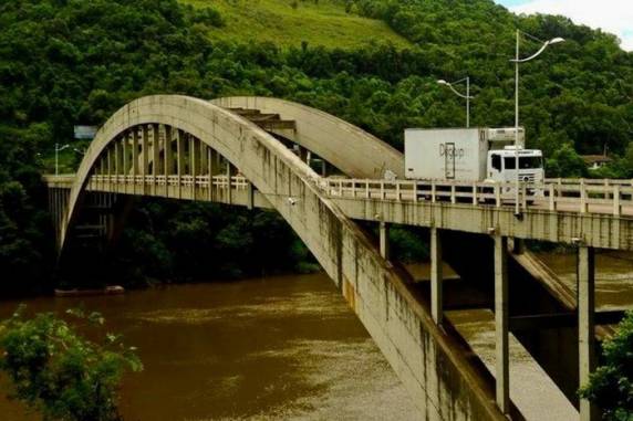 Ambos estavam a uma altura de aproximadamente 46 metros em relação ao rio, em Veranópolis