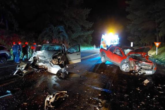 Acidente entre Fiat Strada e Ford Fiesta aconteceu próximo ao trevo de acesso a Ibirapuitã. Outras três pessoas também ficaram feridas.