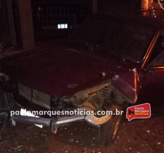 O fato ocorreu no final da noite deste sábado no bairro Oriental; pela manhã o motorista compareceu para acertar o prejuízo
