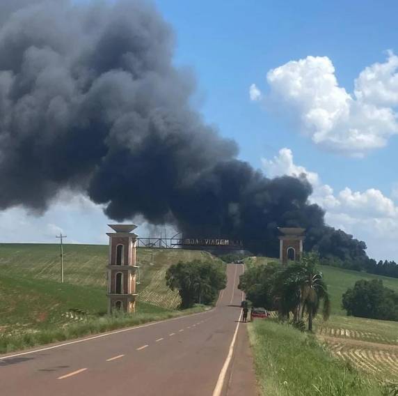 A RS-330 está bloqueada; o motivo segundo as autoridades policiais é o risco de explosões e contaminação com a fumaça tóxica com amônia.