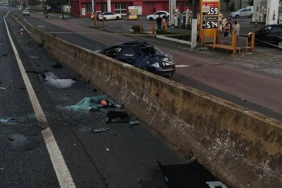 Um Ford Focus com placa de Nova Santa Rita capotou no km 262 da BR-116 por volta das 3h45min
