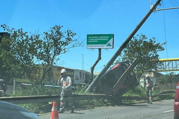 Com o impacto, estrutura ficou suspensa sobre o veículo capotado. Segundo a Polícia Rodoviária Federal, motorista não se feriu