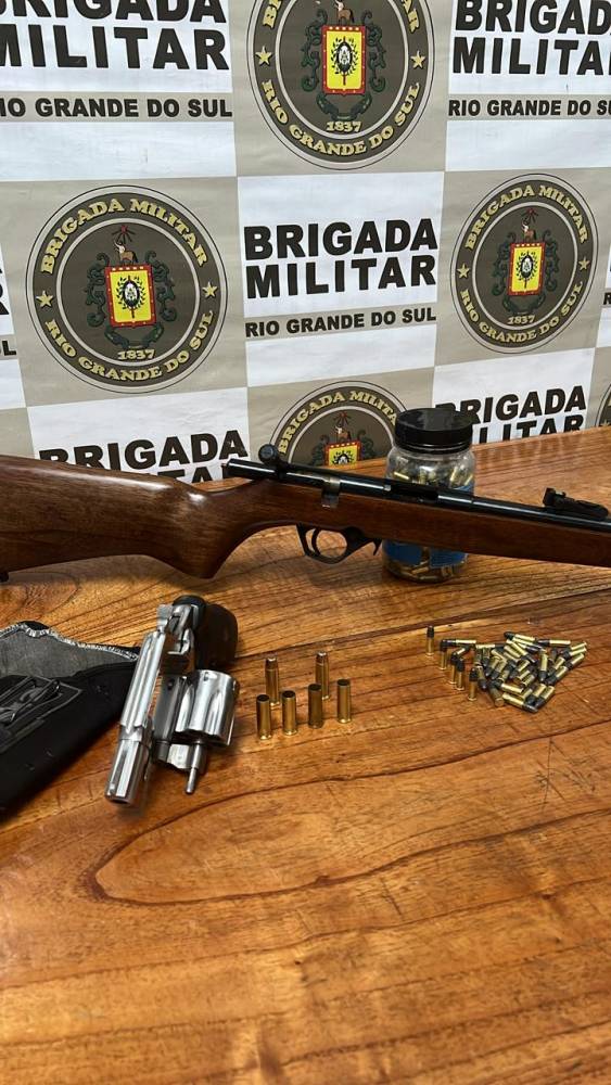 O homem foi flagrado pela guarnição efetuando dois disparos de arma de fogo na via pública.