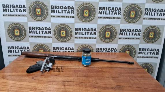 O homem foi flagrado pela guarnição efetuando dois disparos de arma de fogo na via pública.