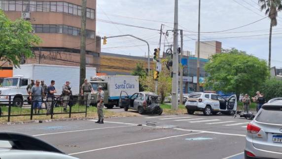 Avenida está totalmente bloqueada no sentido Centro-bairro, com a área isolada para perícia