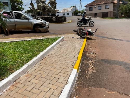 O acidente ocorreu na rótula do monumento ao pioneiro